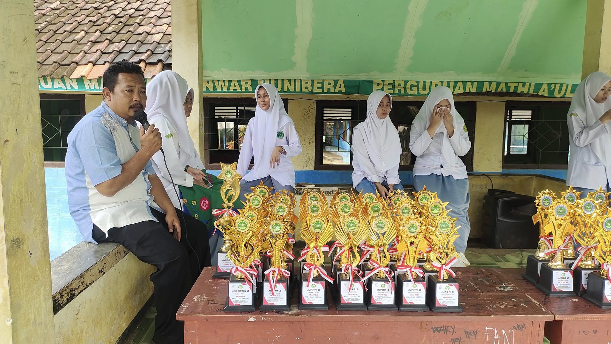 Dokumentasi Pembagian Piala Dan piagam penghargaan Class Meeting Semester Ganjil Tahun 2024